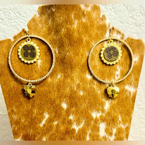 NWT Sandra Ling Gold Sparkling Heart Charm Earrings - Picture 5 of 11